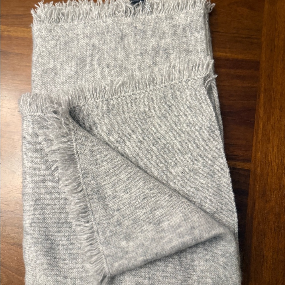 AMICALE Cashmere Scarf - Picture 4 of 5